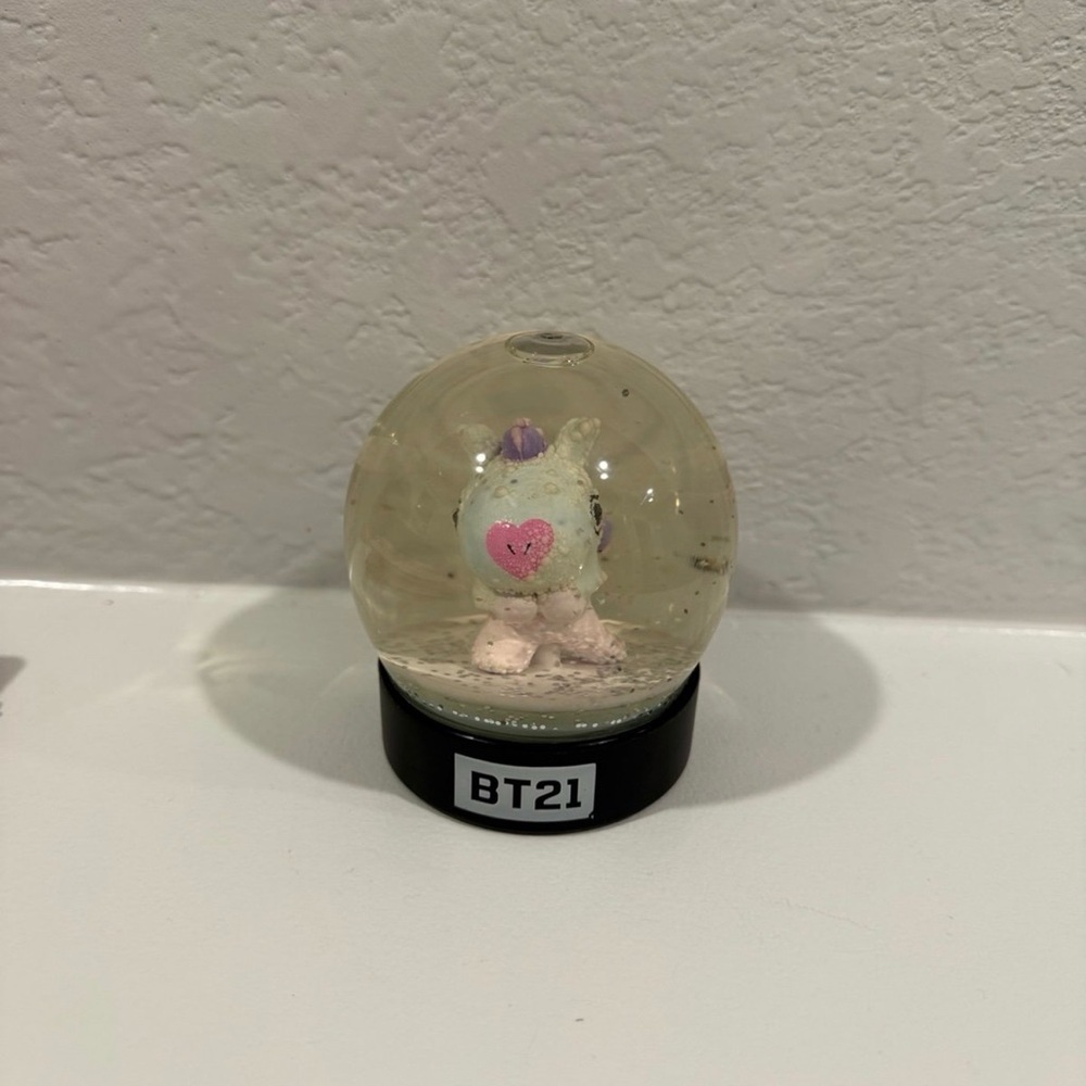 BT21 Mang Snowglobe